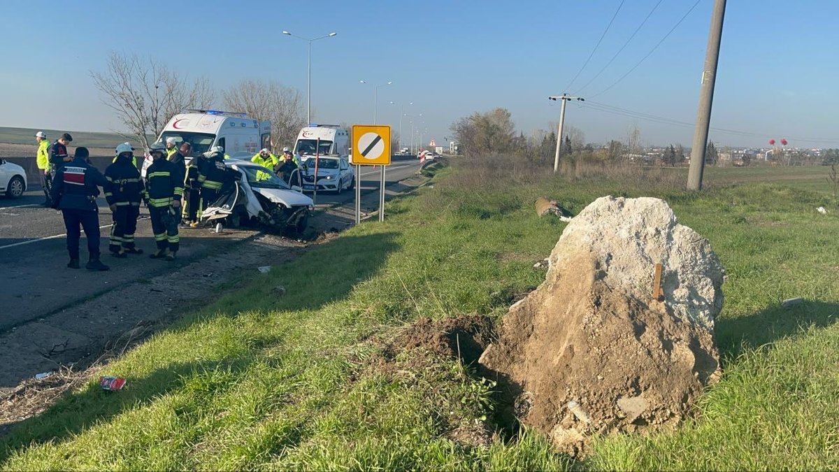 "Tekirdağ'da beton bloğa çarpan araçta beş kişi yaralandı"