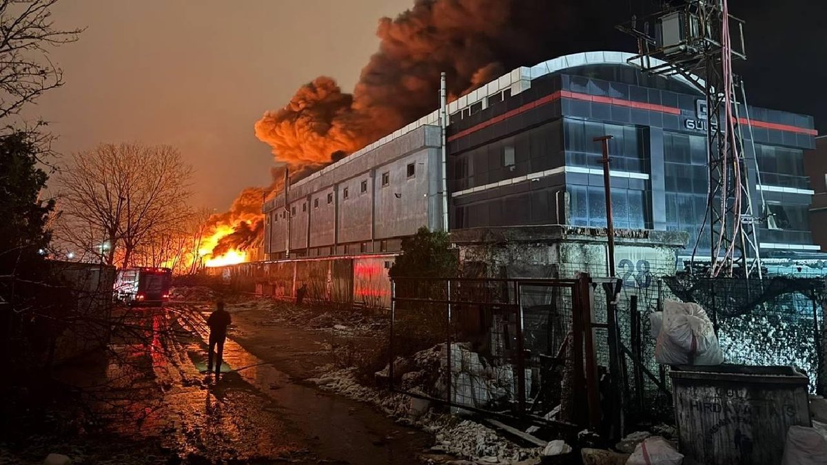 Esenyurt'taki inşaat malzemesi üreten: tesiste yangın meydana geldi