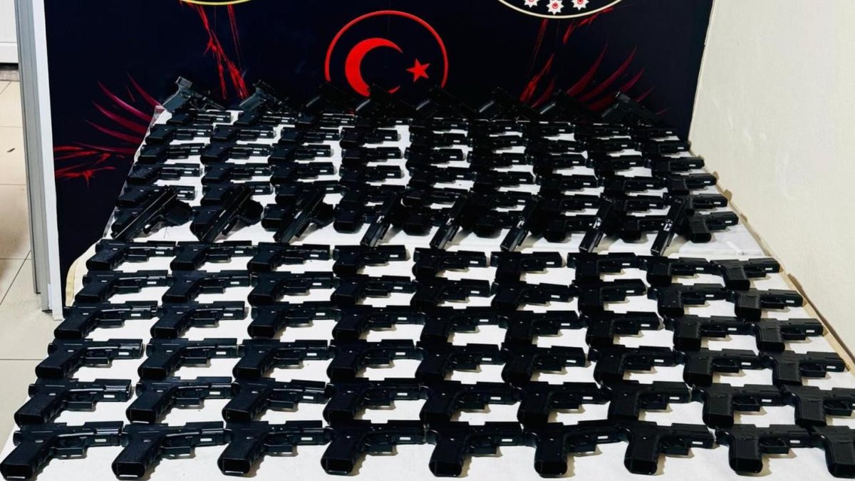 İzmir'de güvercin kümesinde 124 ruhsatsız tabanca ele geçirildi