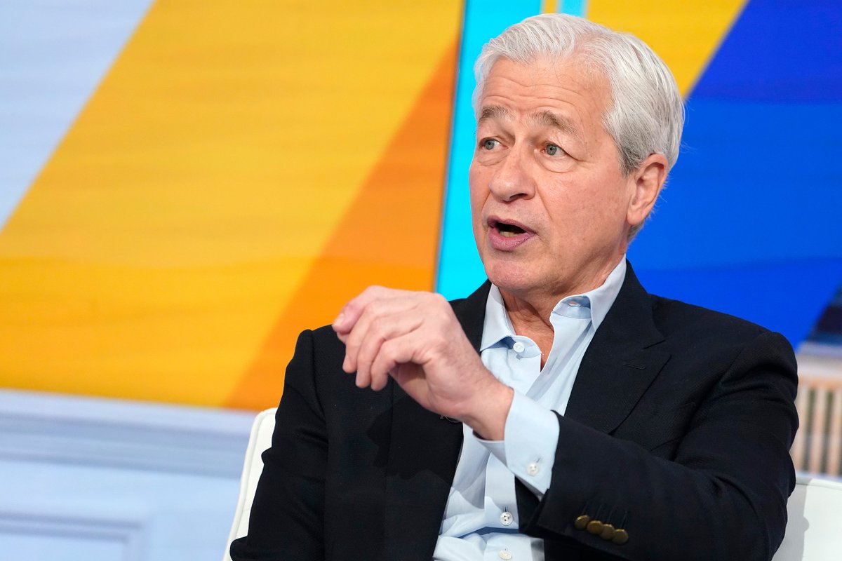 Jamie Dimon shared a key career lesson he's 'learned and relearned' — don't make big decisions on Fridays
