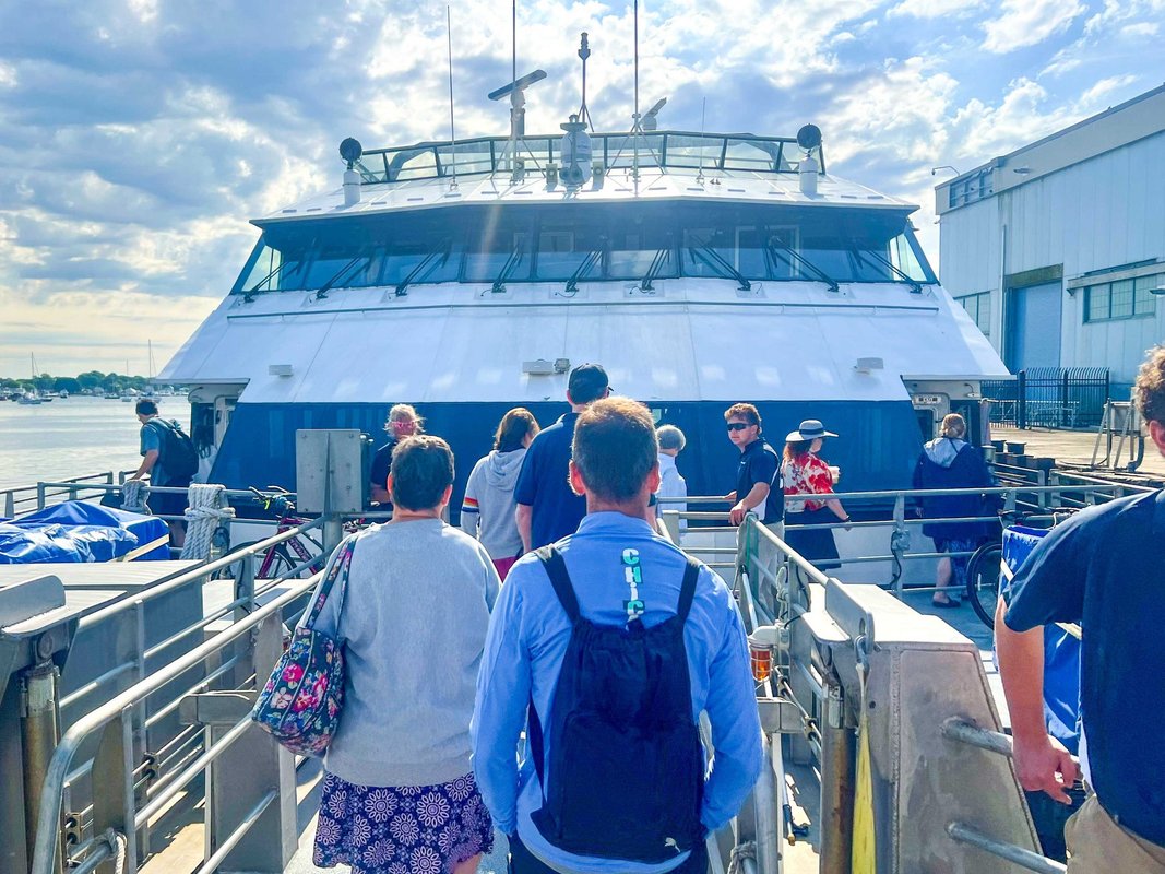 I took a round-trip ferry to Martha's Vineyard for $79.: The ocean views and full-service bar weren't even the best parts.