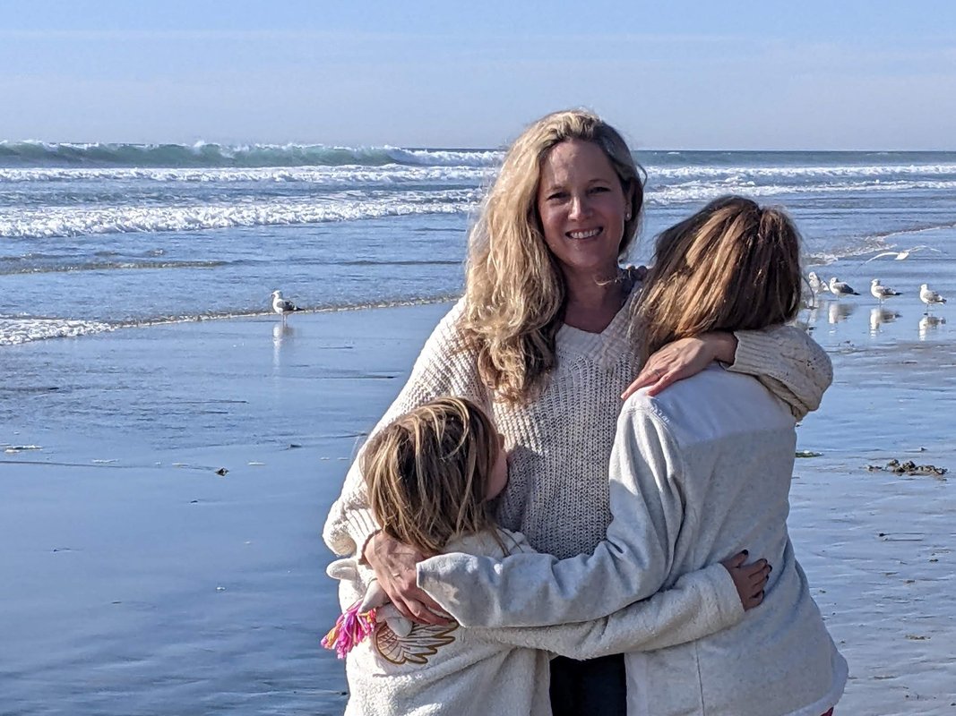 I'm a British mom in the US who only connected with: other Brits. Now, in my 50s, my closest friends are American.