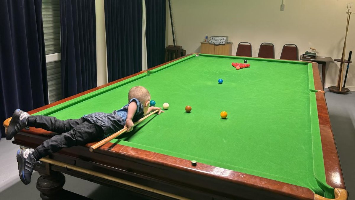 İki yaşındaki minik, bilardo yetenekleriyle iki Guinness Dünya Rekoru elde etti
