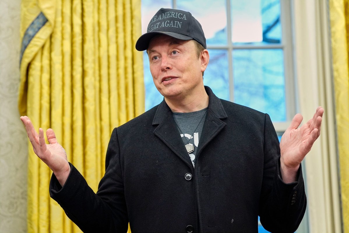 Elon Musk said he'll congratulate Blue Origin if they land: on the moon before SpaceX — he's focused on something else