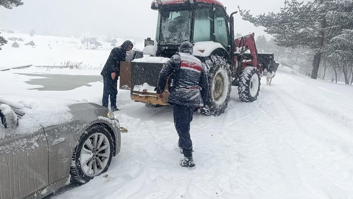 "Sakarya'da etkili kar yağışı: 15 araç mahsur kaldı, kurtarma çalışmaları tamamlandı"