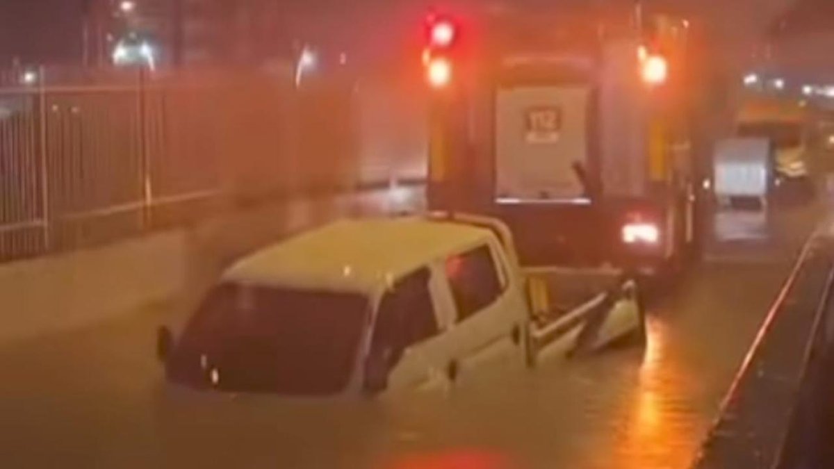 İzmir'deki alt geçitte sıkışan şoför yaşamını yitirdi