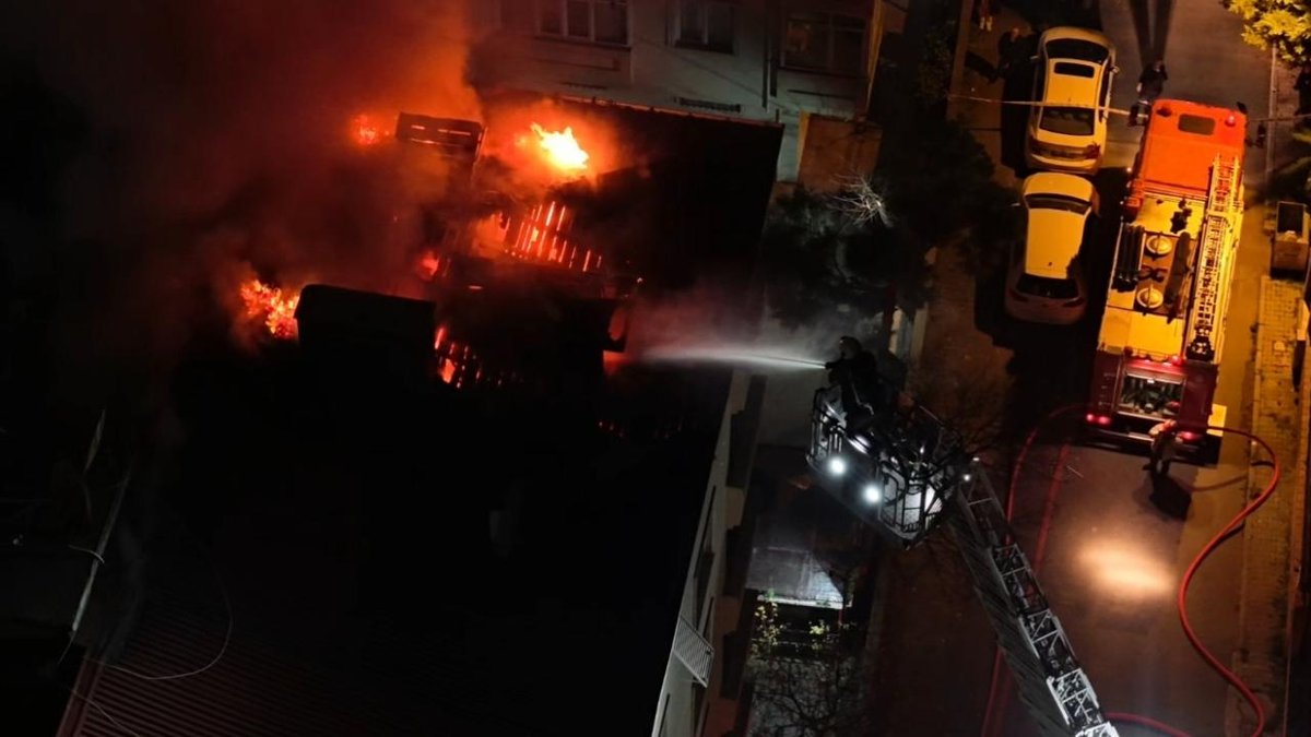 İstanbul'daki beş katlı yapının çatısında yangın çıktı