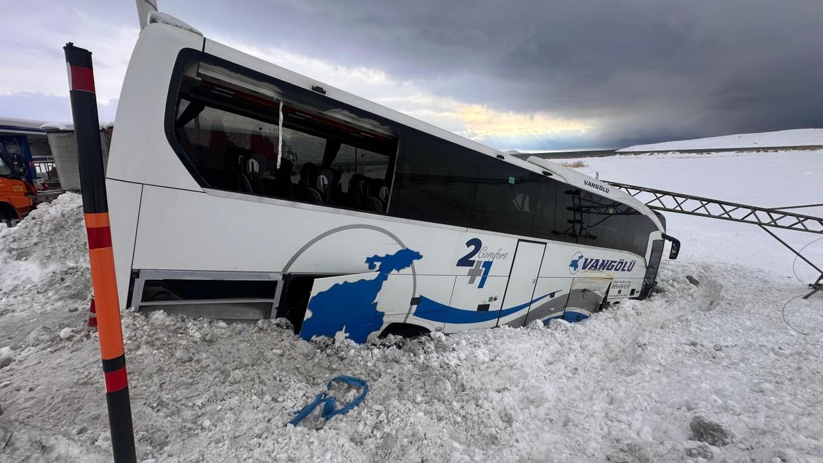 "Van'da bir yolcu otobüsü, kar: temizleme aracına çarparak kaza yaptı"