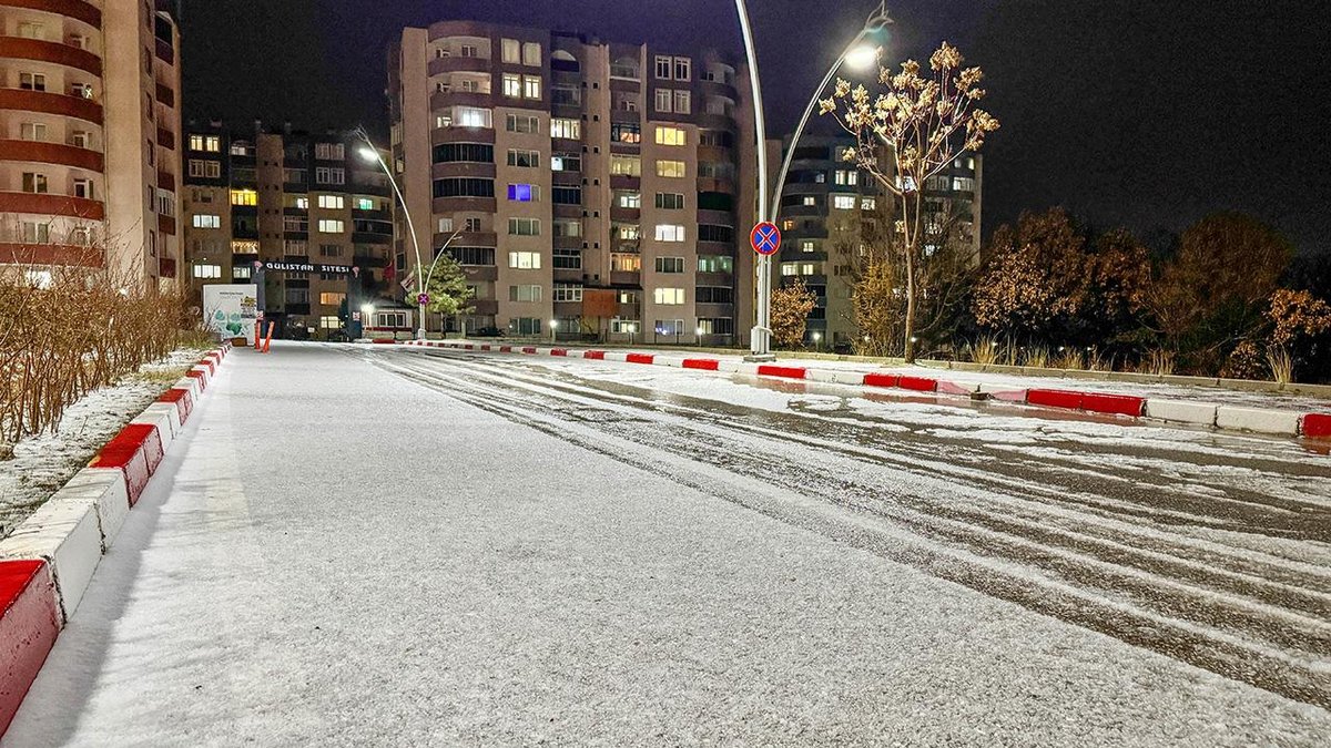 Uşak, kar yağışı ile beyaz örtüyle kaplandı