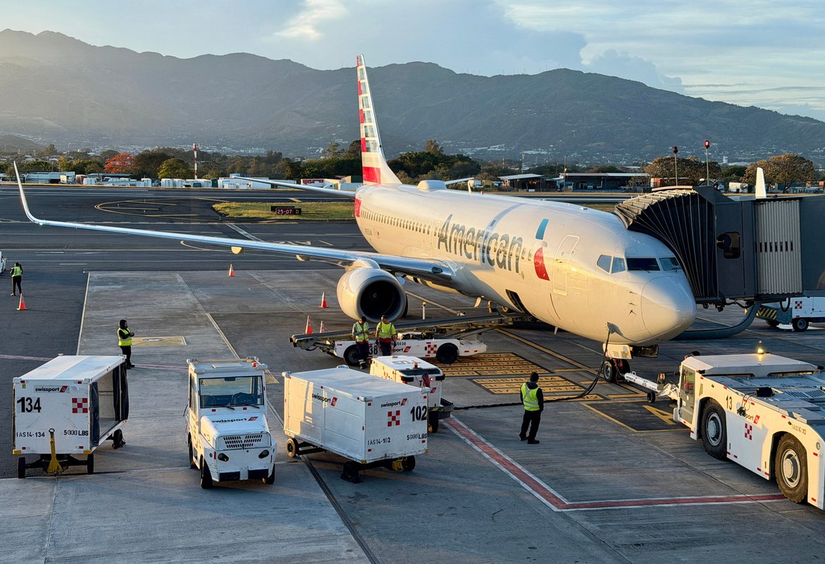Trump, havayolu şirketlerinin Venezuela'ya yeniden uçabileceğini duyurdu; American Airlines ilk seferi gerçekleştirmek istiyor.