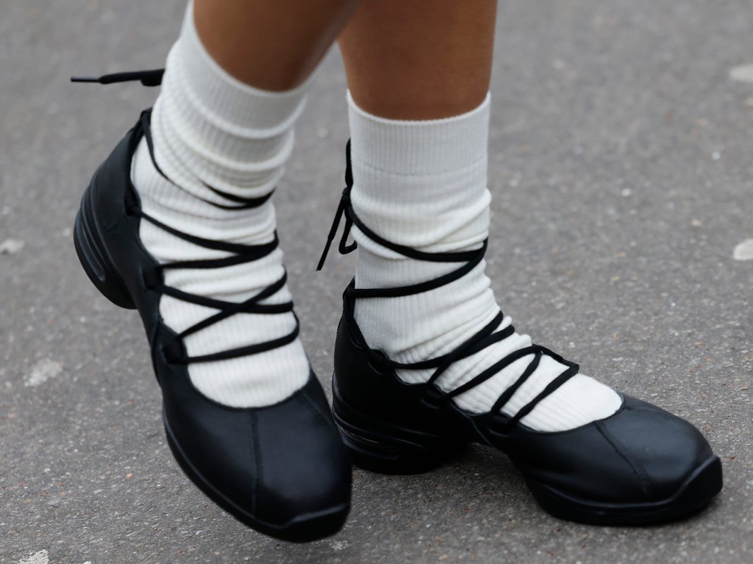 "Stil uzmanları 2026 yılı için beş popüler sneaker trendini ve dört modası geçmiş tasarımı açıkladı"