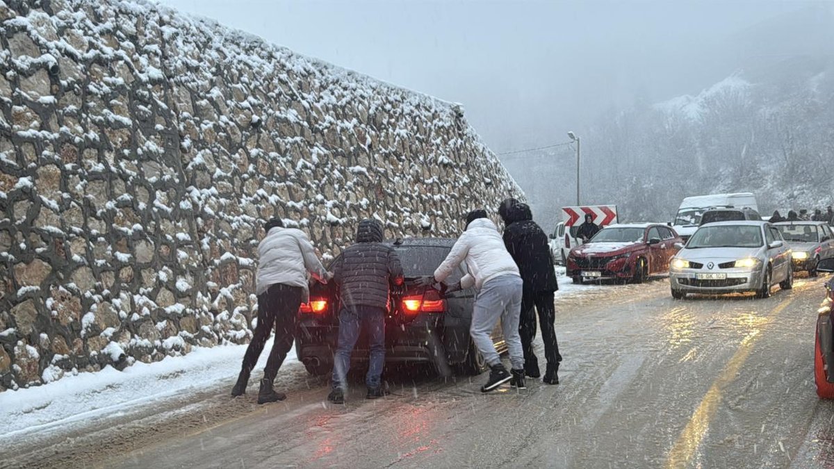 Uludağ'da kar yağışı sebebiyle araç trafiğinde yoğunluk yaşandı