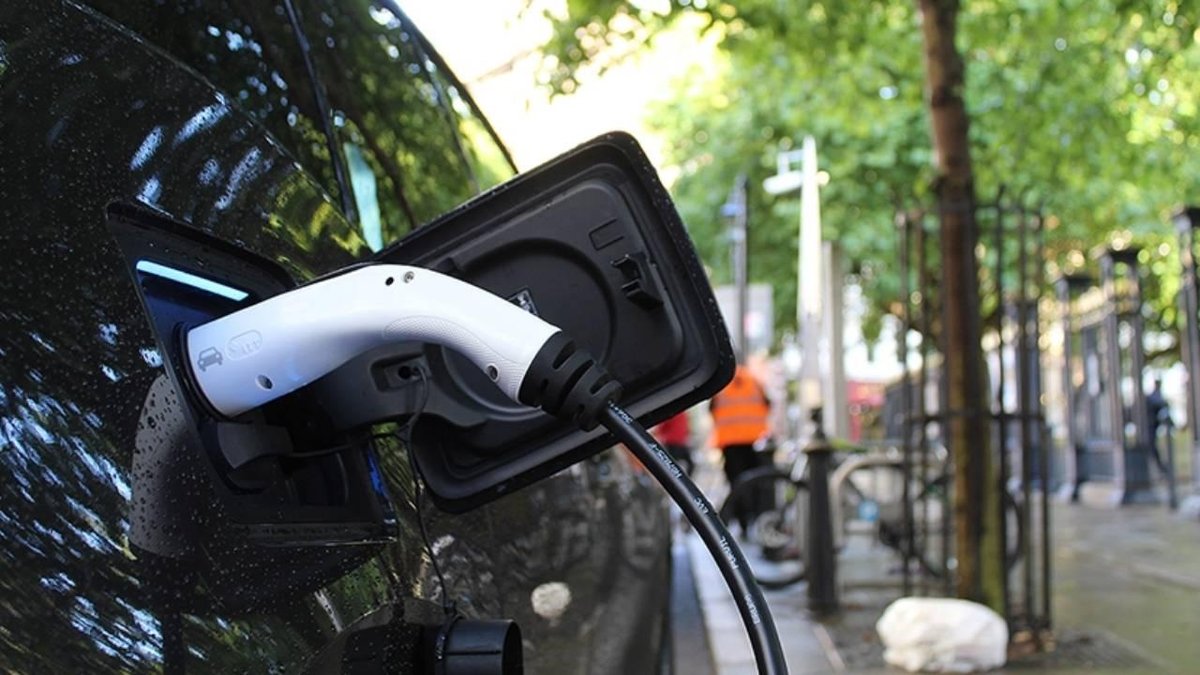 "Dünya genelinde 2025'te elektrikli araç satışları 20,7 milyon adede ulaştı ve tarihi bir zirveye imza attı"