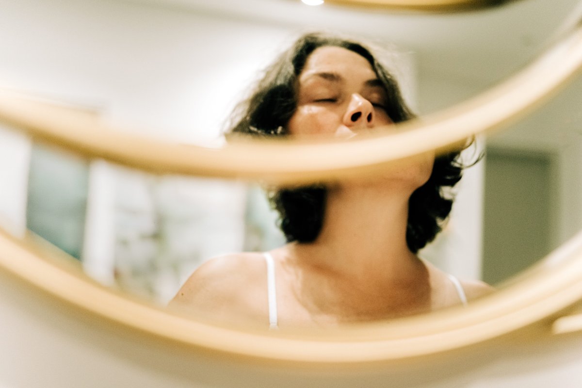 I'm a therapist who studies mental strength. Here's the 2-minute power phrase strategy to keep you strong under pressure.
