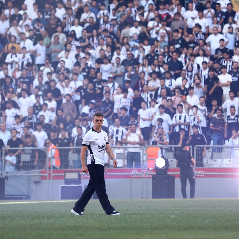 Trossard 20 bin: taraftarın önünde imzayı attı!