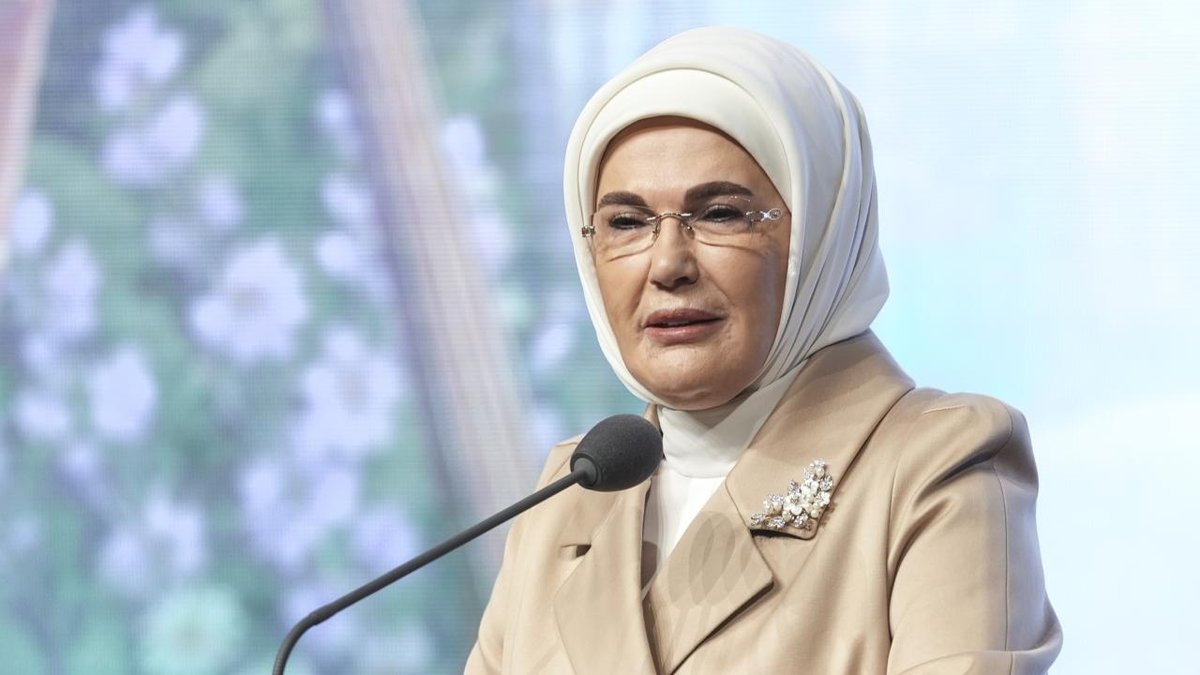 "Emine Erdoğan'ın Berat: Kandili ile ilgili paylaşımı"