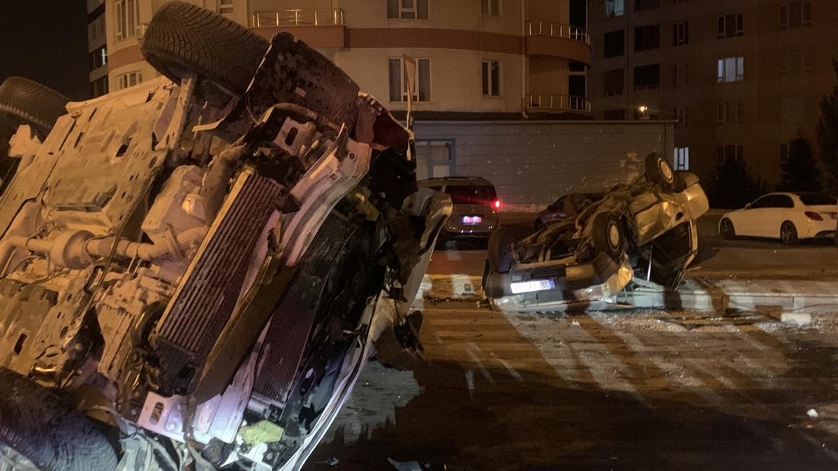 "Kayseri'de iki araç kafa kafaya çarpıştı: İki kişi yaralandı"
