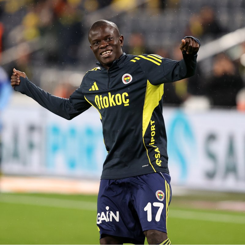 N'Golo Kante, Çubuklu formayla bir araya geldi!