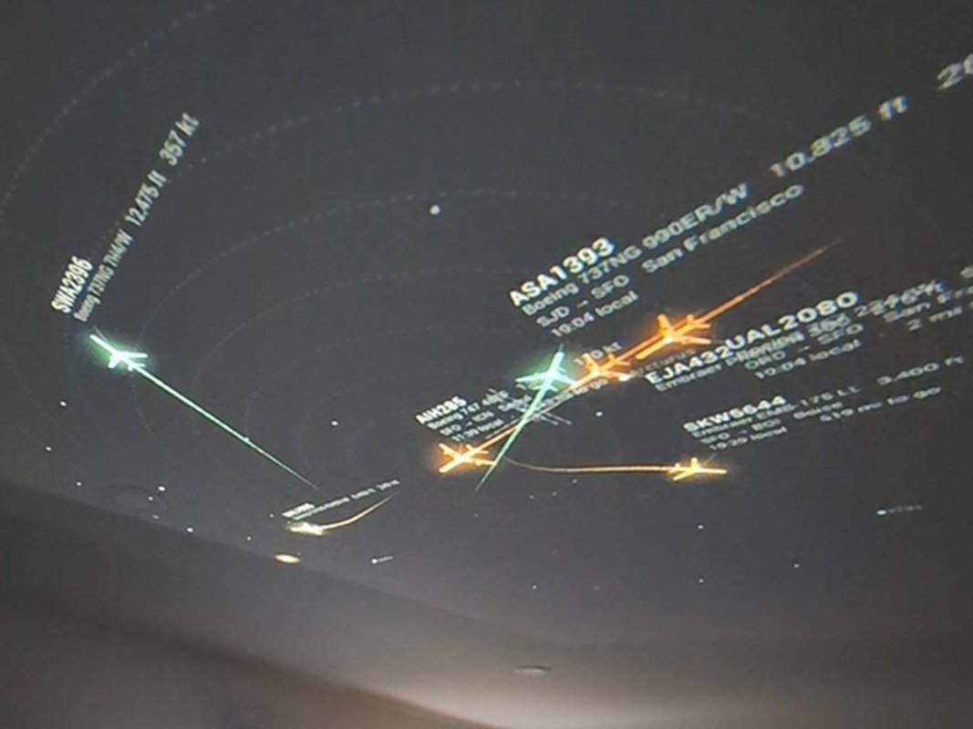 I live next to a major airport, and vibe-coded a plane tracker that turns my ceiling into a live flight map