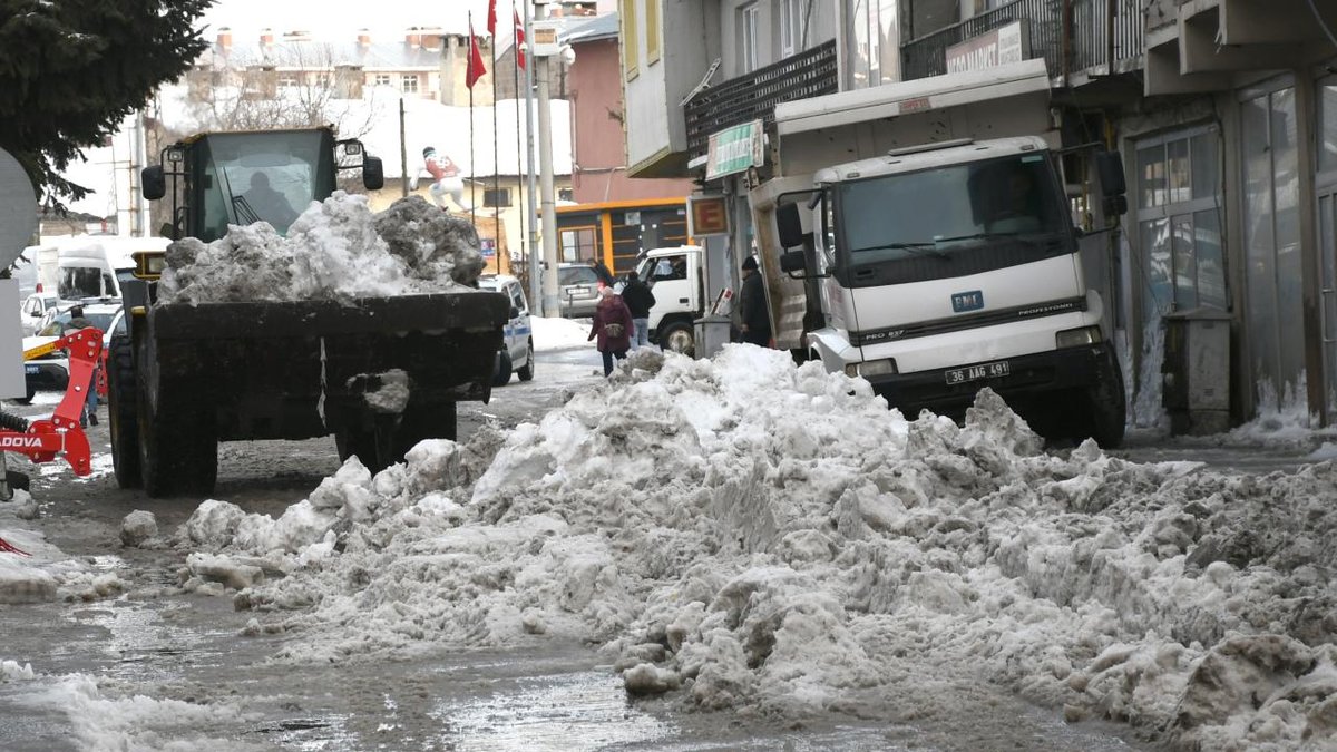 Sarıkamış'taki birikmiş karın şehir dışına nakli gerçekleştiriliyor.