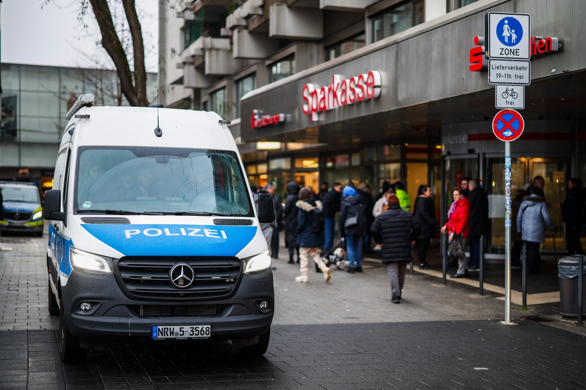 Almanya'da hırsızlar bir banka kasasına: delik açarak milyonlarca değerli eşya çaldı.