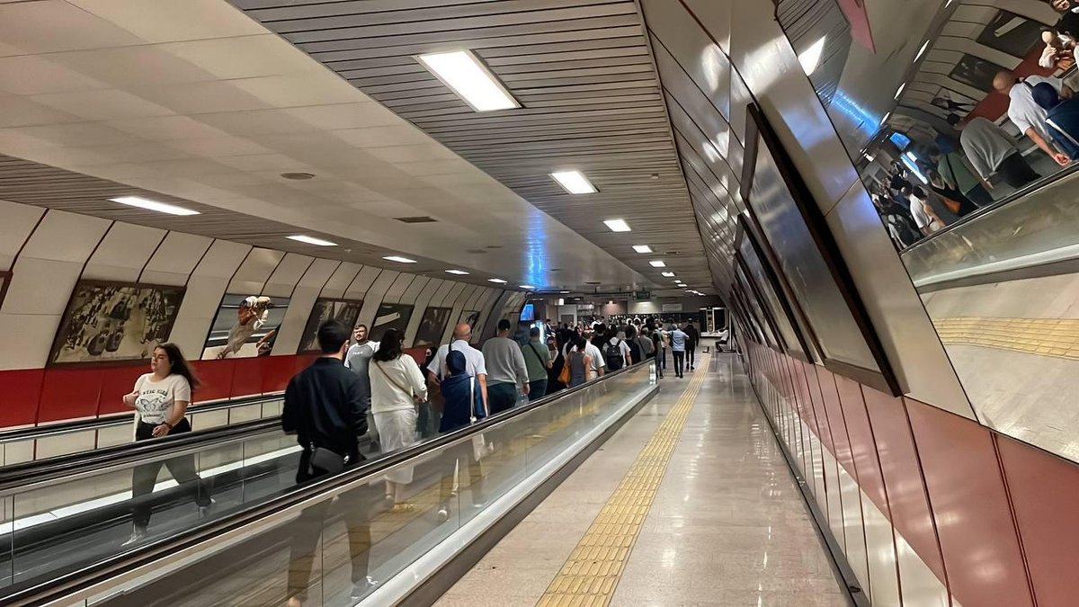 İstanbul'daki metro seferlerinde kesintiler yaşanıyor