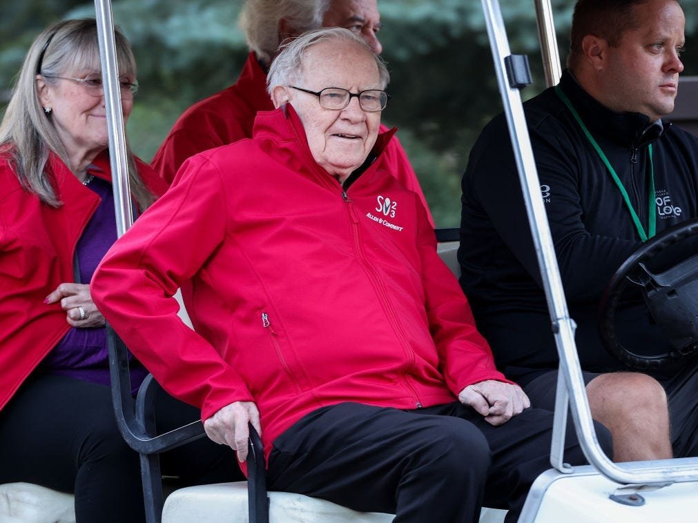 "Warren Buffett'ın ayrılması, Berkshire Hathaway hisselerinde 'varis iskontosu' oluşturuyor, diyor bir stratejist"