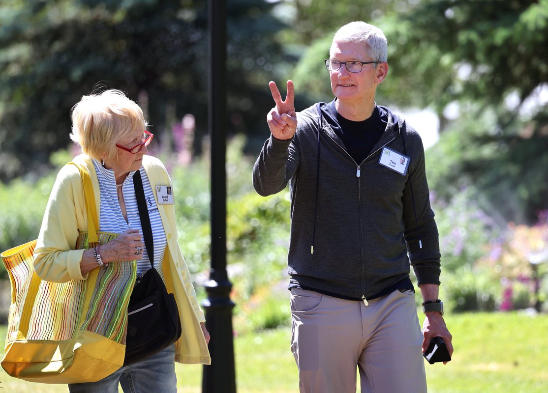 Apple's new CEO pick shows it's sticking: to its guns in the AI wars