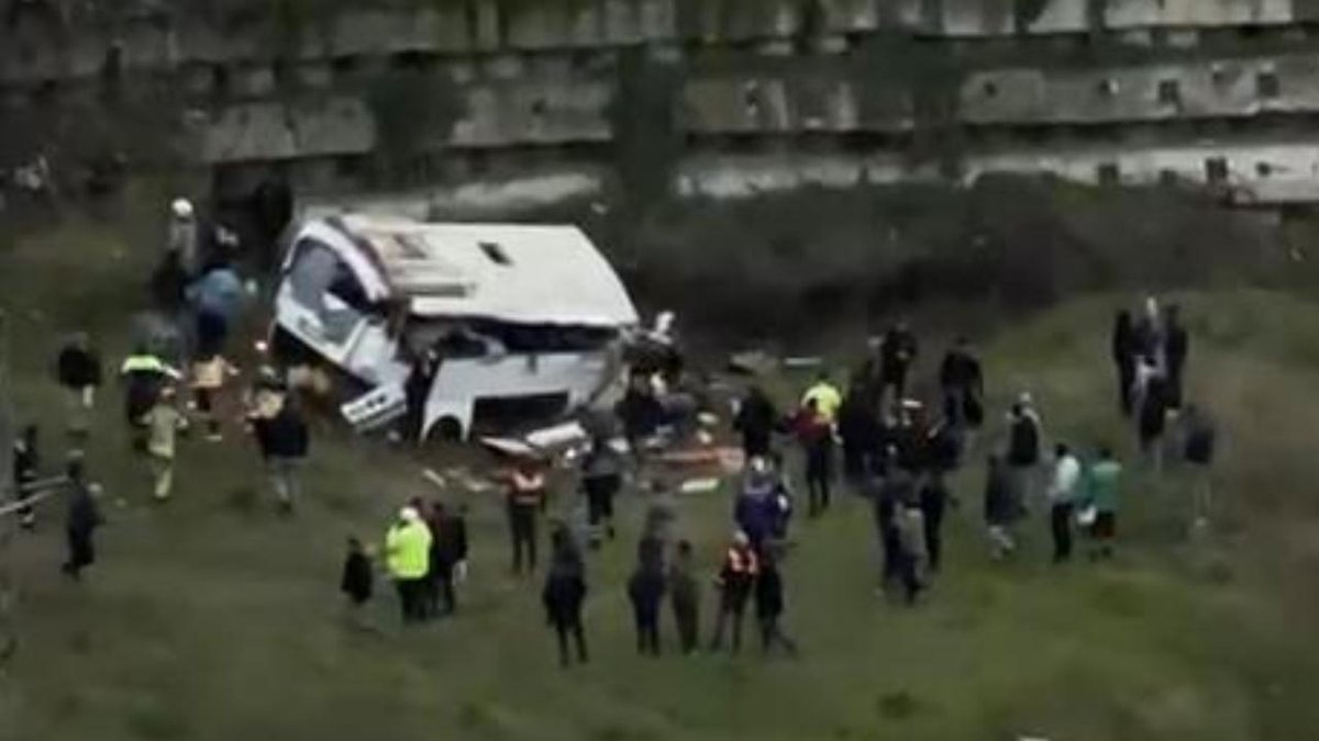 Esenyurt'ta bir servis midibüsü yoldan çıkarak devrildi.