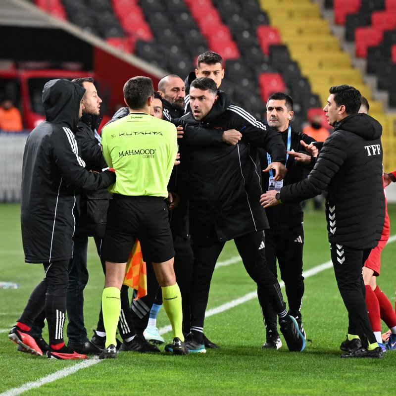 "PFDK, Burak Yılmaz'a Üç Maç Süreyle Ceza Verdi!"