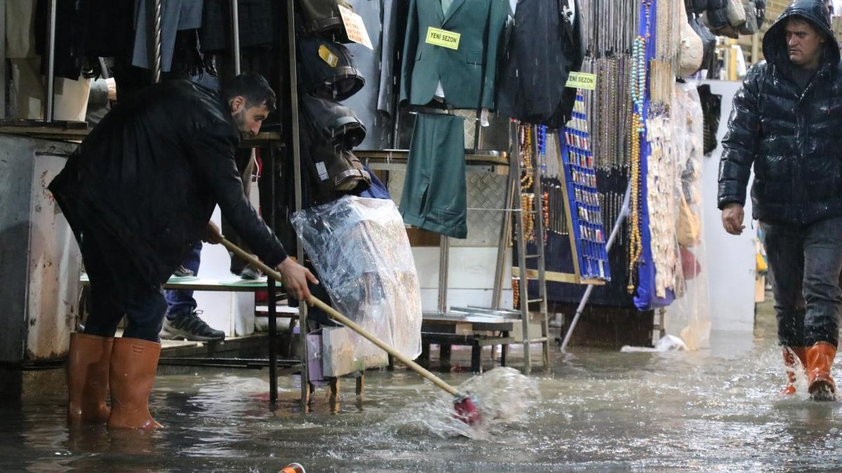 İzmir'de etkili yağmur: Cadde ve sokaklar sularla doldu