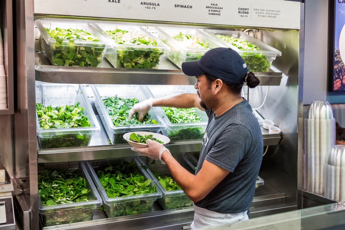 Taco Bell and other major chains are taking a hit from the cyclospora outbreak, early foot traffic data shows