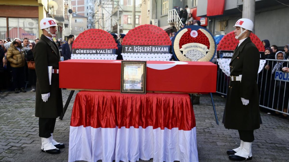 "Rahatsızlığı nedeniyle hayatını kaybeden askerimiz, Giresun'da son yolculuğuna uğurlandı"