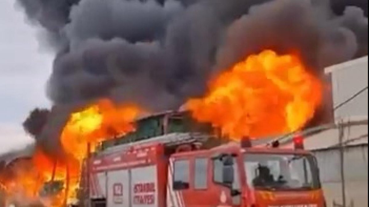 "İstanbul'da bir fabrikada çıkan yangın"