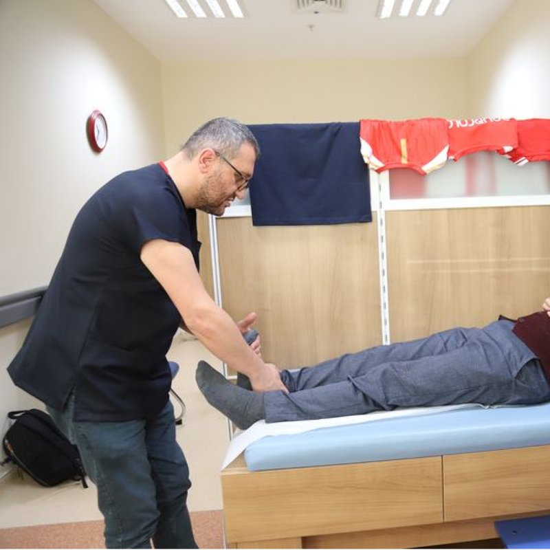 Hastaneden randevu alamadı, doktora: taşlama şiir yazdı