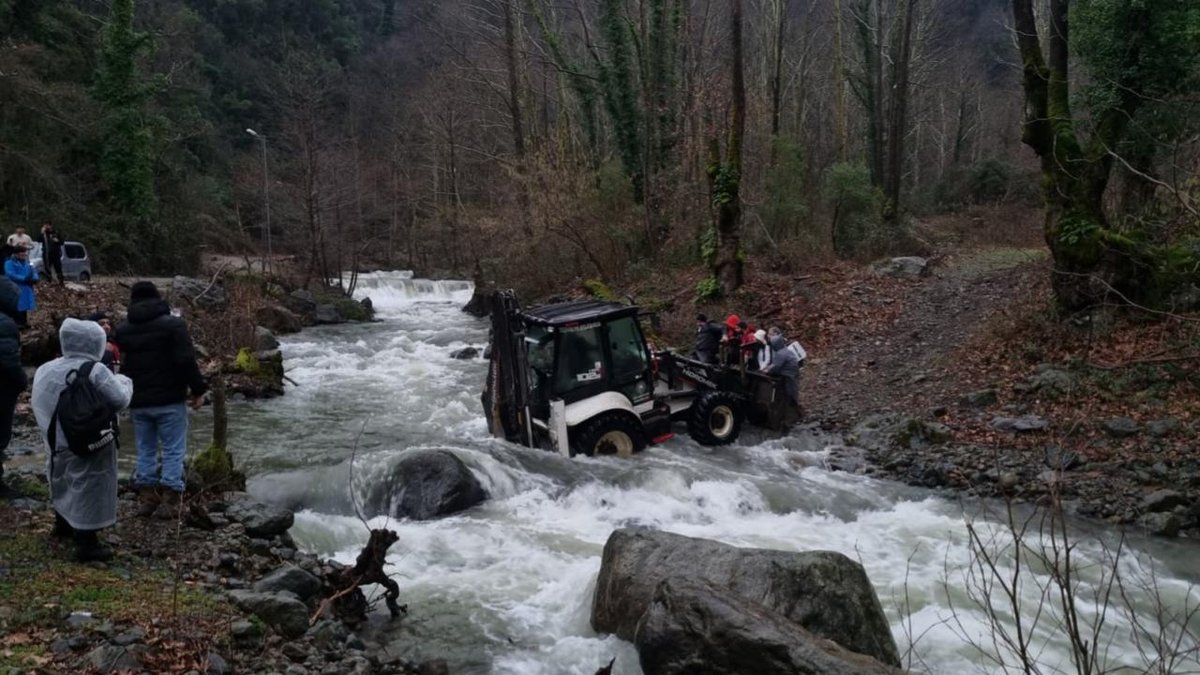 Yalova'daki derede su seviyesi arttı; 19 birey mahsur durumda kaldı