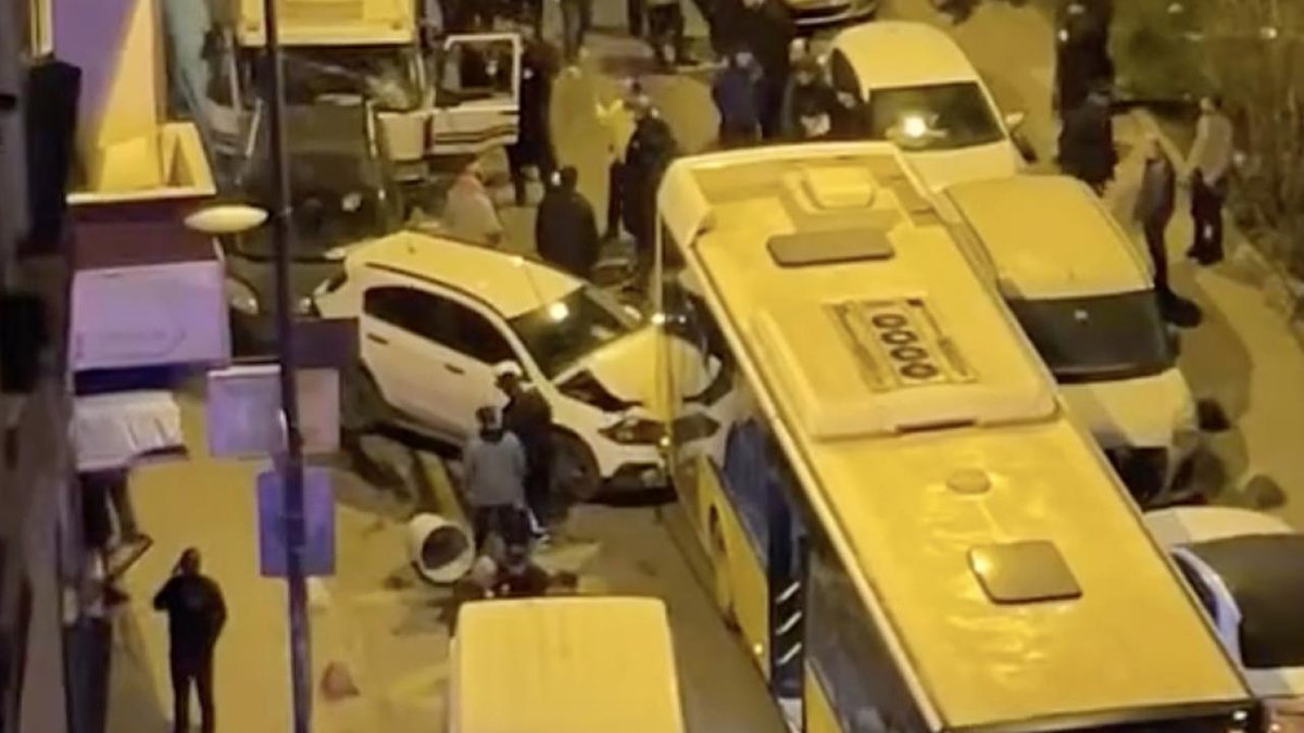 İstanbul'da sürücüsünün hakimiyetini kaybettiği kamyonet, beş araçla çarpıştı.