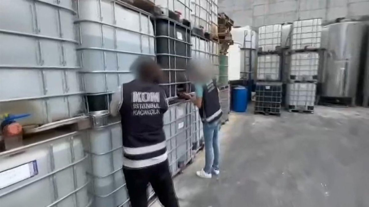 İstanbul'da gerçekleştirilen sahte içki baskınında: 17,5 ton taklit alkol yakalandı