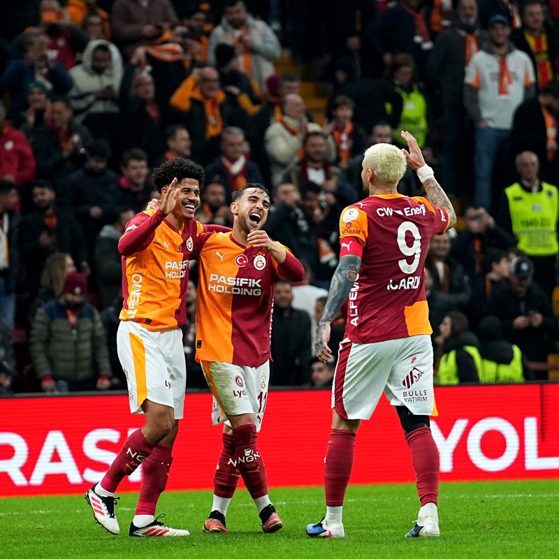 "Aslan, liderlik koltuğunda: sağlam bir şekilde oturuyor!"