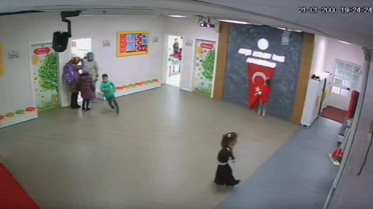 "Çocukların bayrak sevgisi güvenlik kamerasına yansıdı"