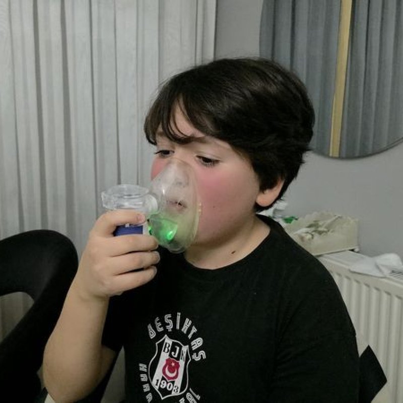 "Yedi yaşındaki çocuk, sekiz yıl boyunca süregelen öksürüğüne çözüm arıyor"