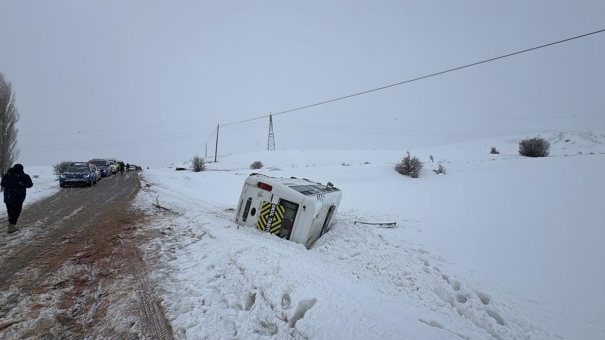 Sivas’ta öğrenci taşıyan servis aracı devrildi: On kişi yaralandı