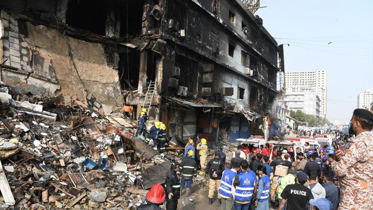 Pakistan'daki bir alışveriş merkezinde meydana: gelen yangında can kaybı altmışa ulaştı