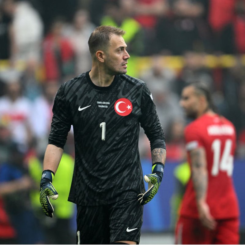 "Mert Günok, Fenerbahçe ile 2.5 yıl sürecek sözleşme imzaladı"