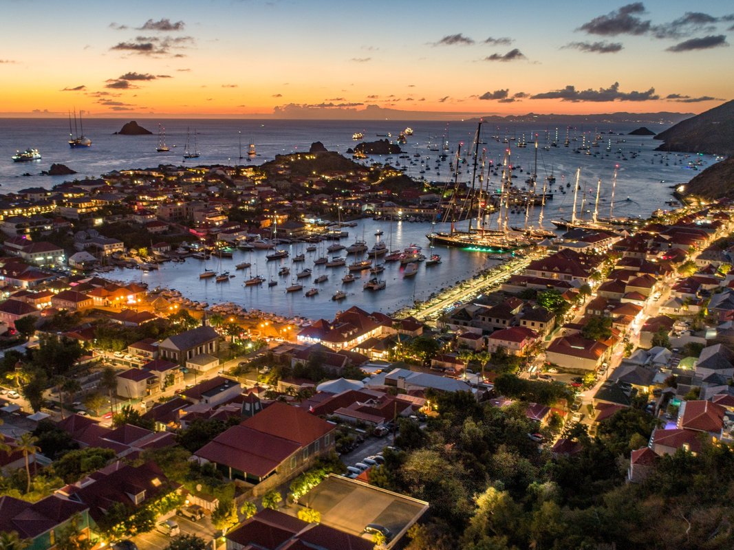 St. Barts Adası'na Seyahat: Süperyatlarıyla Milyarderlerin Gözde Parti Mekanı