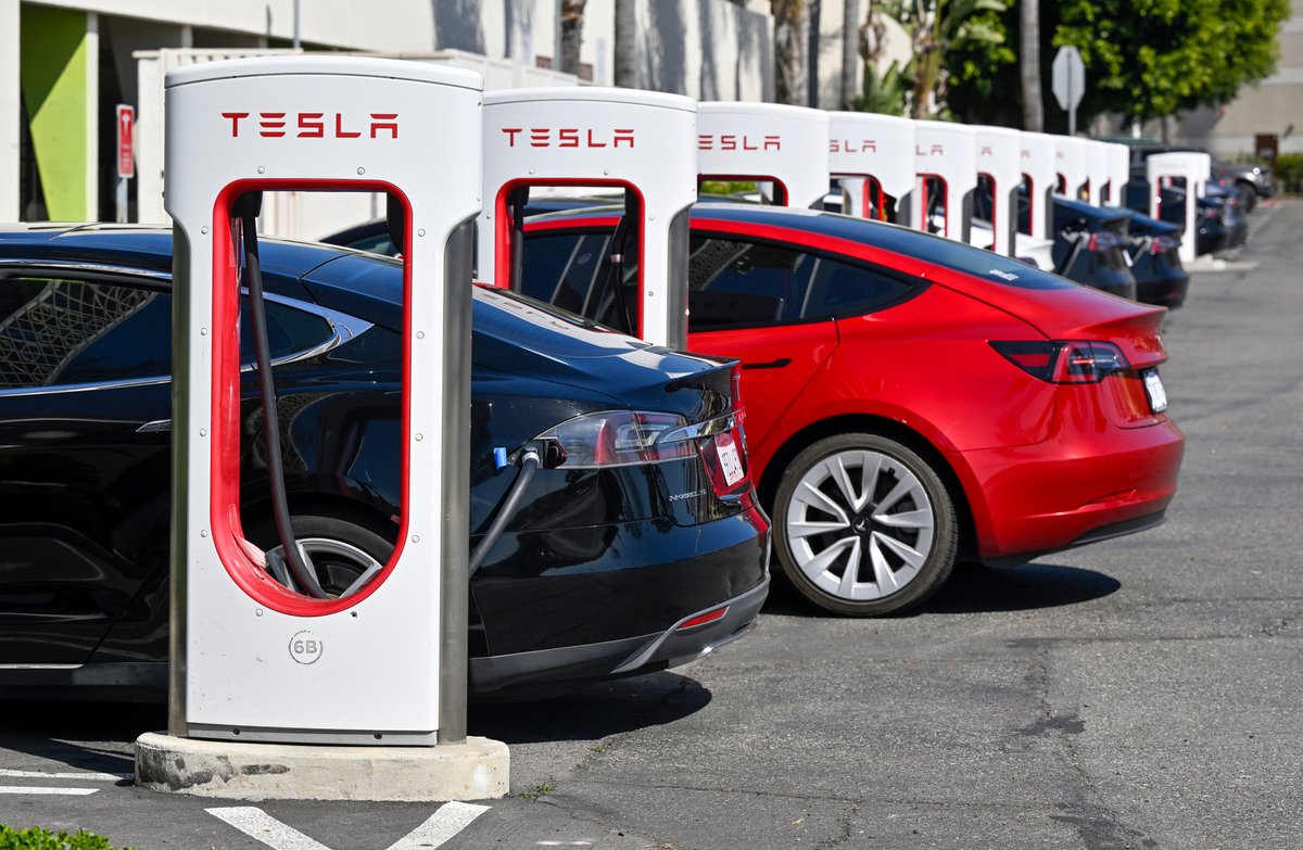 Departing Tesla finance VP says he slept under his desk while the company was under 'deathwatch'