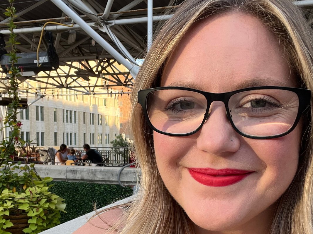 İlk nesil üniversite mezunu olan genç kadın, şu an 55 bin dolar öğrenci borcuna sahip ve çocuk sahibi olmayı erteliyor.