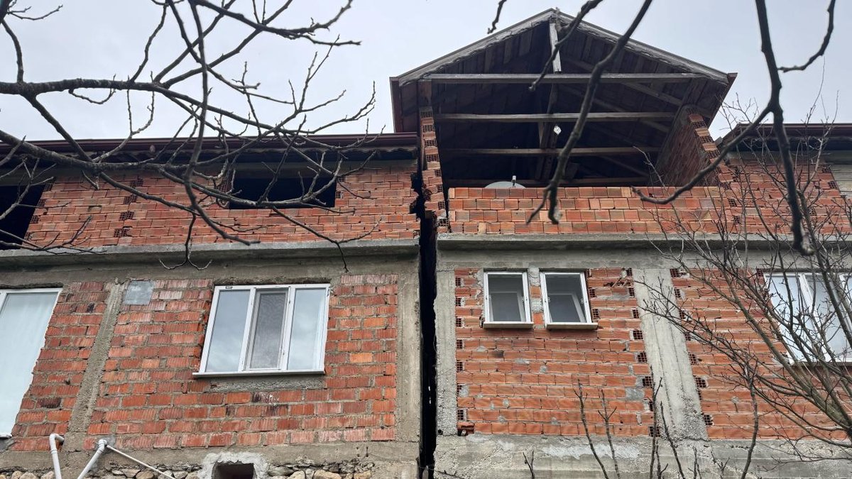 Bartın'da meydana gelen heyelan sonucu üç evde ciddi çatlaklar belirlendi.