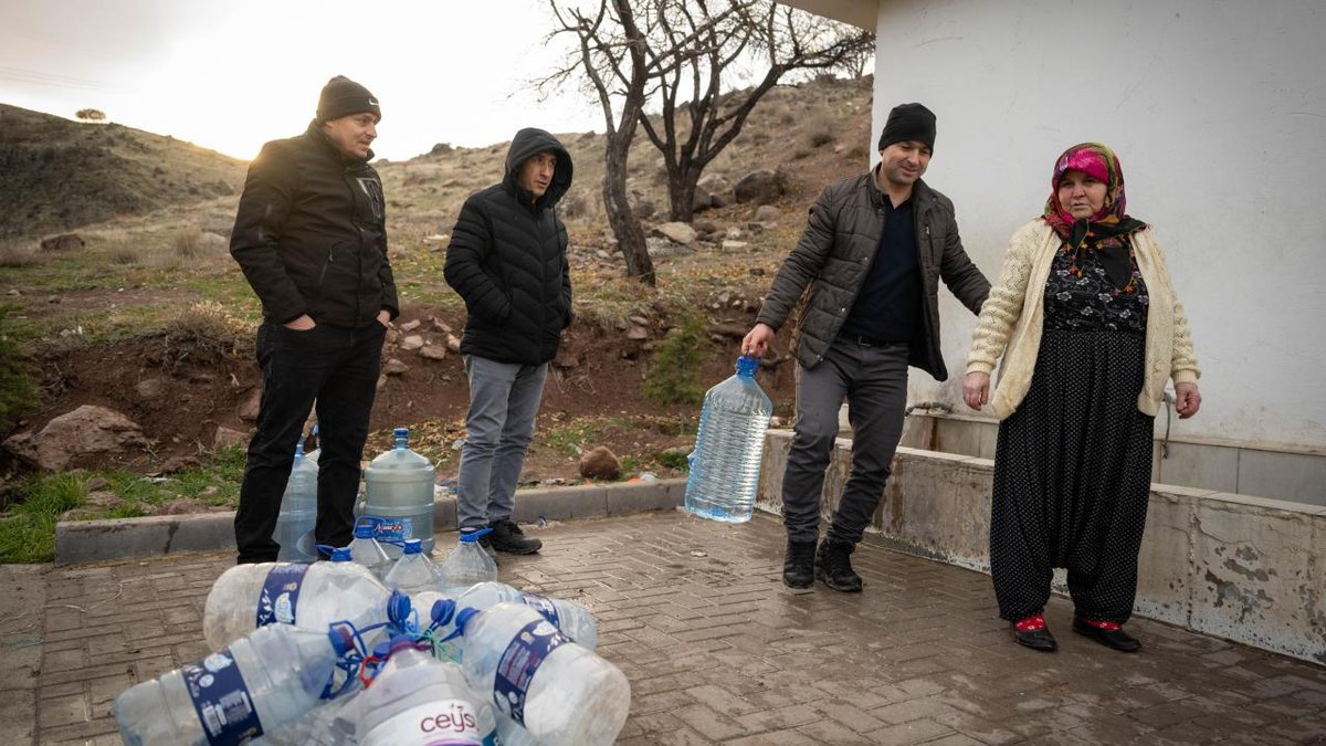 "Ankara'da halk, sokaklardaki çeşmelerden su alıyor"