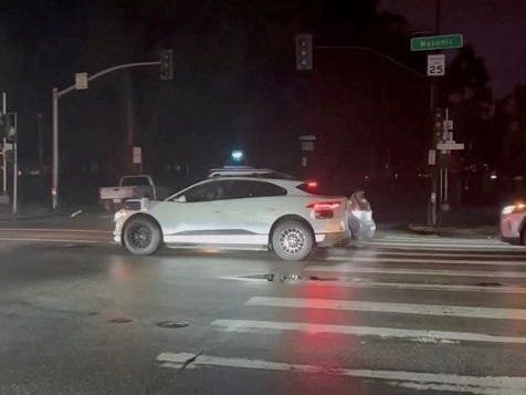 Kaliforniya düzenleyicisi, San Francisco'daki elektrik kesintisi sırasında Waymo'nun duraksamalarını inceliyor